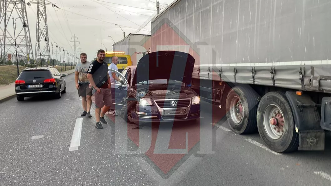 Accident rutier în municipiul Iași. O șoferiță a acroșat un camion - EXCLUSIV FOTO