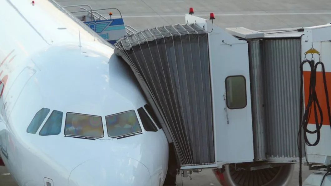 Probleme pe Aeroportul Otopeni. Un pasager a murit în avion iar un altul în scaun cu rotile este blocat