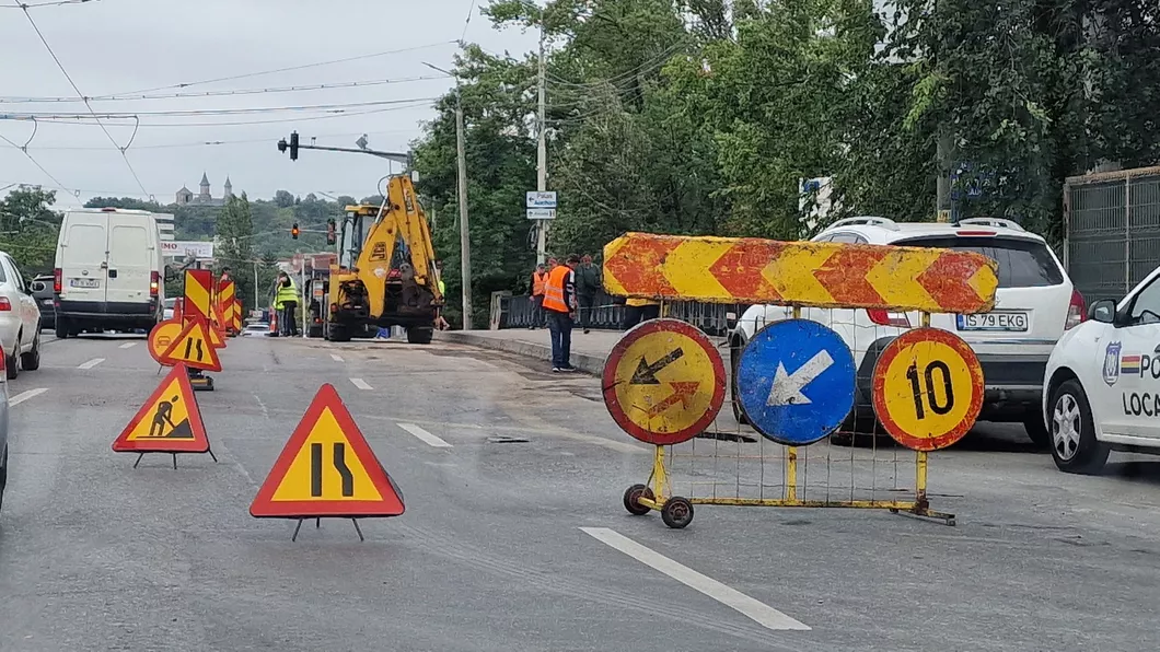 Cozi uriașe în Podu de Piatră din Iași din cauza unor lucrări la drum - FOTO
