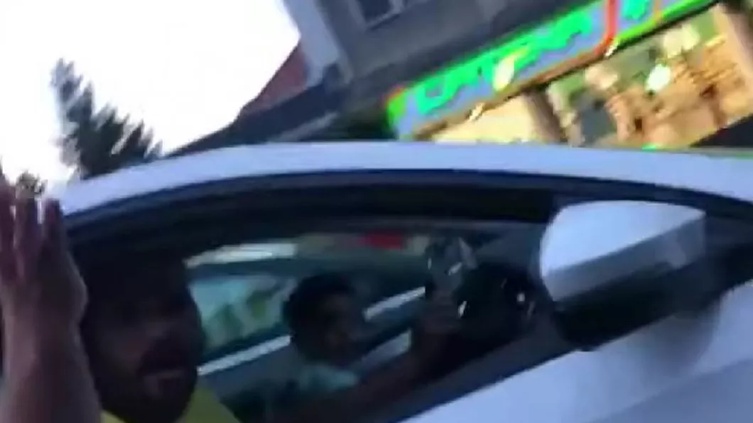 Copil de 10 ani la volanul unei mașini pe o stradă principală din Brașov