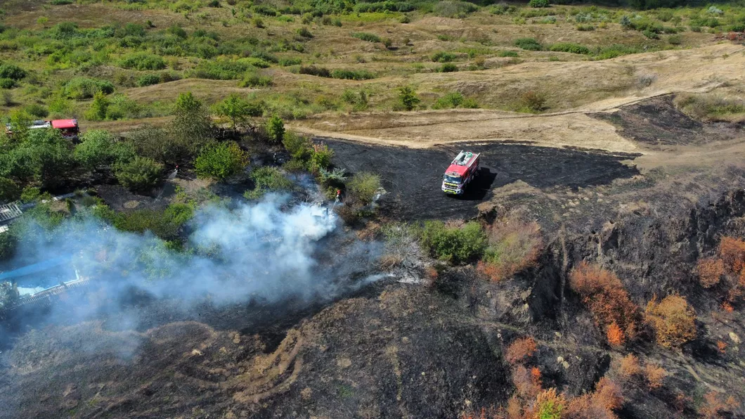 Incendii de vegetaţie uscată în două localităţi din judeţul Iaşi - FOTO VIDEO UPDATE