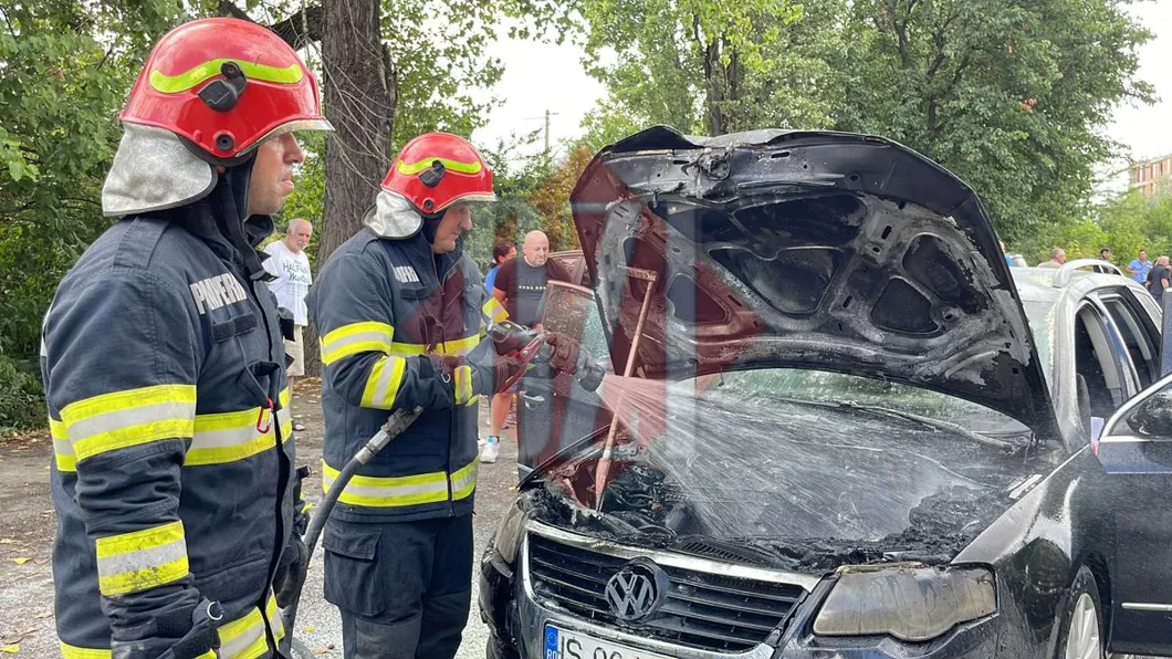 Incendiu în municipiul Iași. O mașină a fost cuprinsă de flăcări în Galata. Pompierii intervin - EXCLUSIV FOTO VIDEO