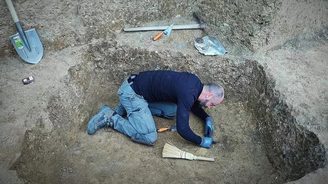 Echipa coordonată de un arheolog absolvent al Universității Cuza din Iași a făcut o descoperire istorică spectaculoasă veche de 7.000 ani - GALERIE FOTO