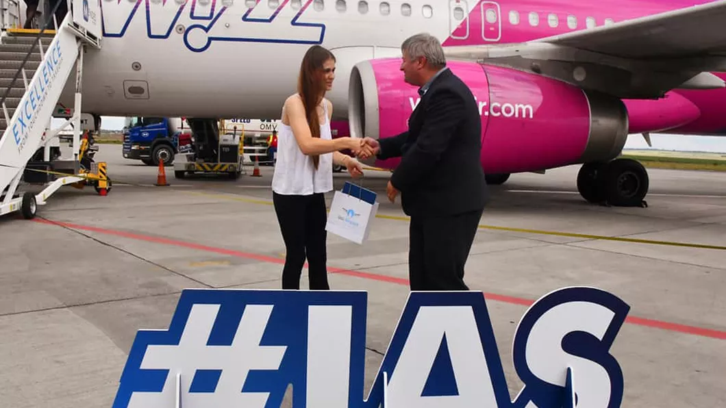 3 milioane de pasageri transportați pe Aeroportul Internațional Iași de Wizz Air. Ce surpriză a primit pasagera cu numărul câștigător - FOTO