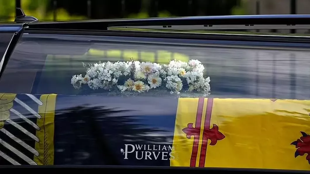 Ce semnificație are cununa de flori de pe sicriul Reginei Elisabeta Are legătură cu soțul suveranei Prințul Philip