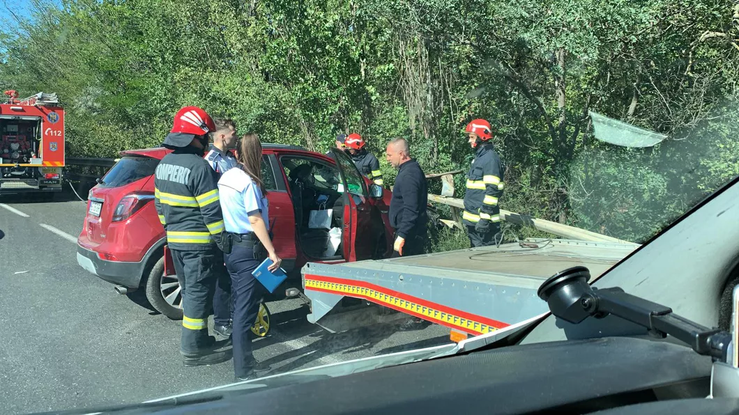 Accident rutier pe centura Buzăului O mașină a intrat într-un parapet - FOTO
