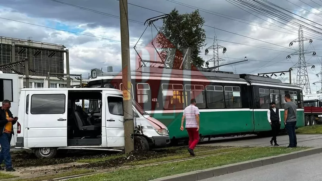 Accident pe Calea Chișinăului. Un Mercedes a rămas blocat pe șina de tramvai - EXCLUSIVFOTO