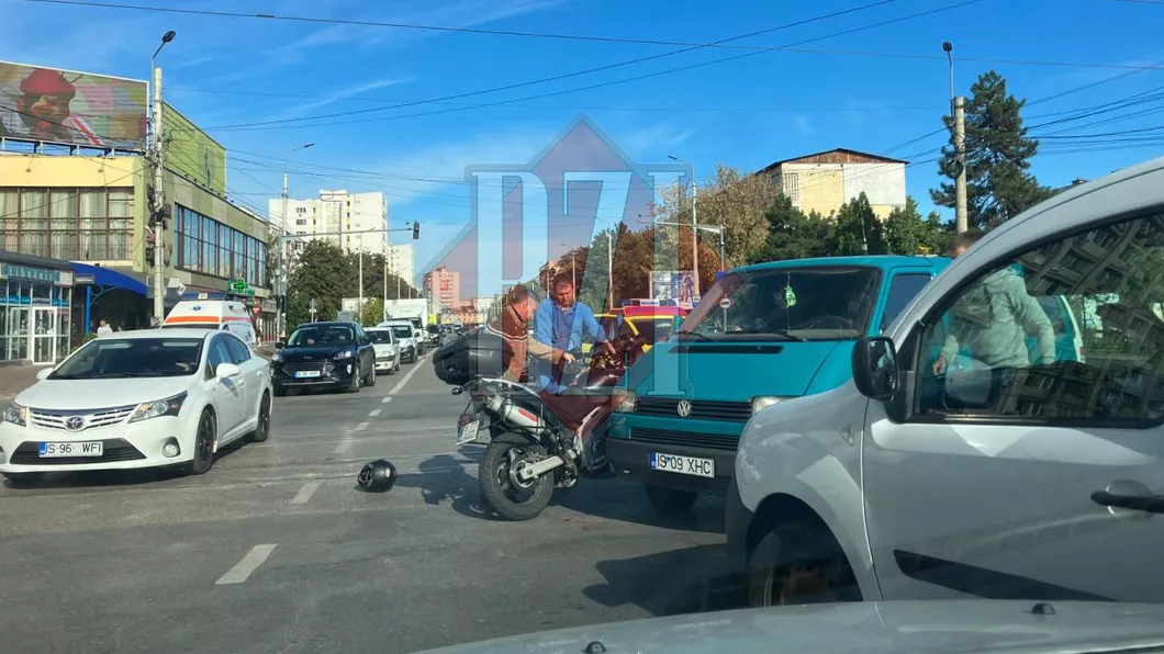 Accident rutier pe bulevardul Socola. Un autoturism şi o motocicletă s-au ciocnit - EXCLUSIV FOTO