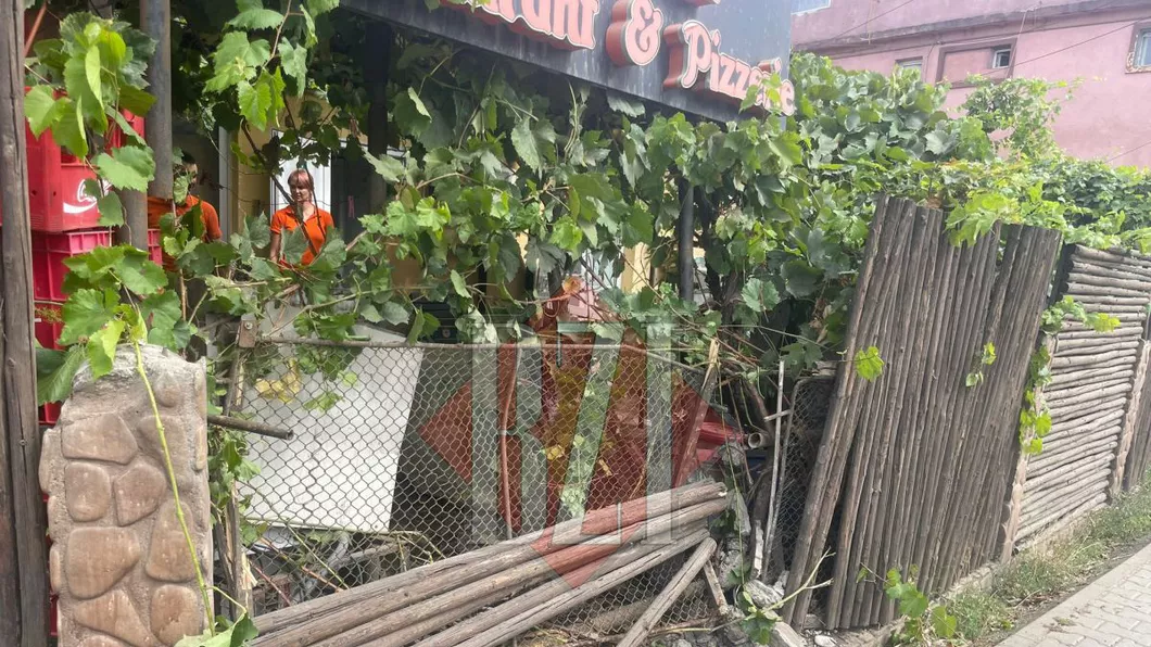 Accident rutier în cartierul Cantemir. Un autoturism a intrat în gardul pizzeriei Alila - EXCLUSIV FOTO UPDATE