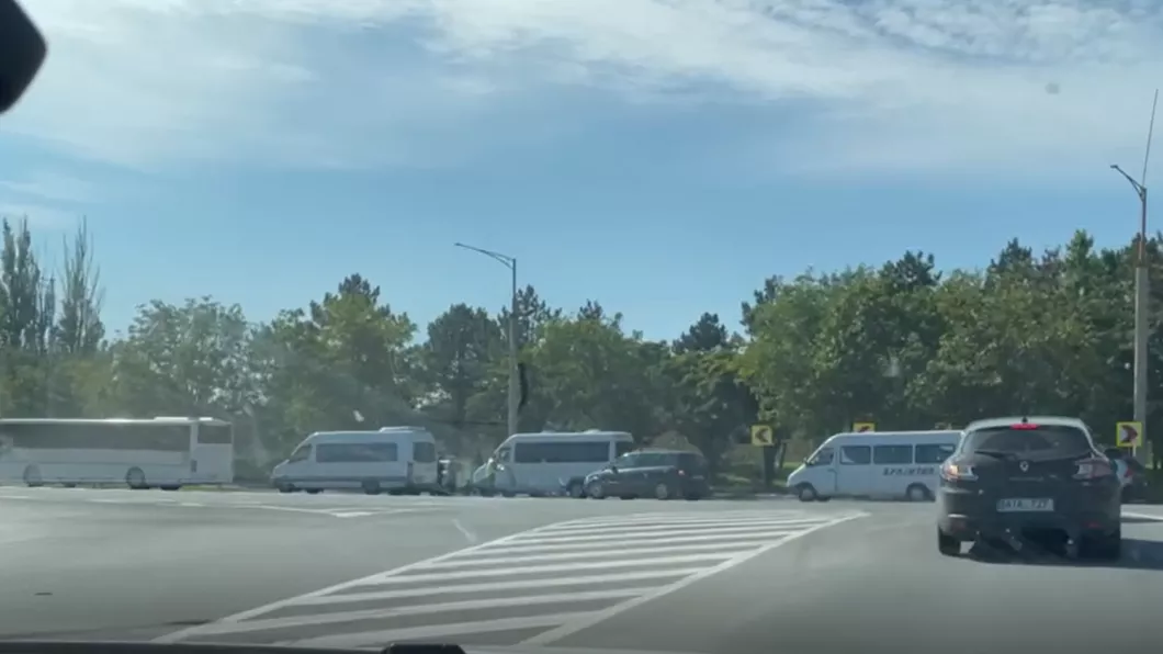 Coadă interminabilă de autobuze surprinsă la ieșirea din Bălți Moldova - VIDEO