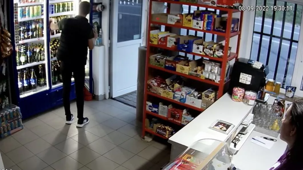 Bărbat din Vaslui viral pe internet după ce a furat bere sub ochii vânzătoarei A dat omul bună ziua A costat trei beri - VIDEO