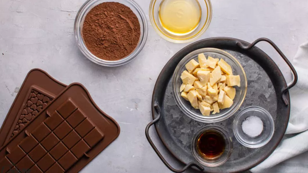 Ciocolată de casă fără zahăr îndulcită cu miere. Rețetă ușor de preparat ideală pentru cei mici