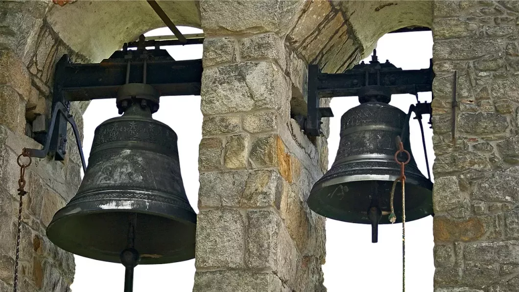 Au furat clopotul din biserică și l-au vândut la fier vechi. Poliţiştii i-au depistat pe hoți