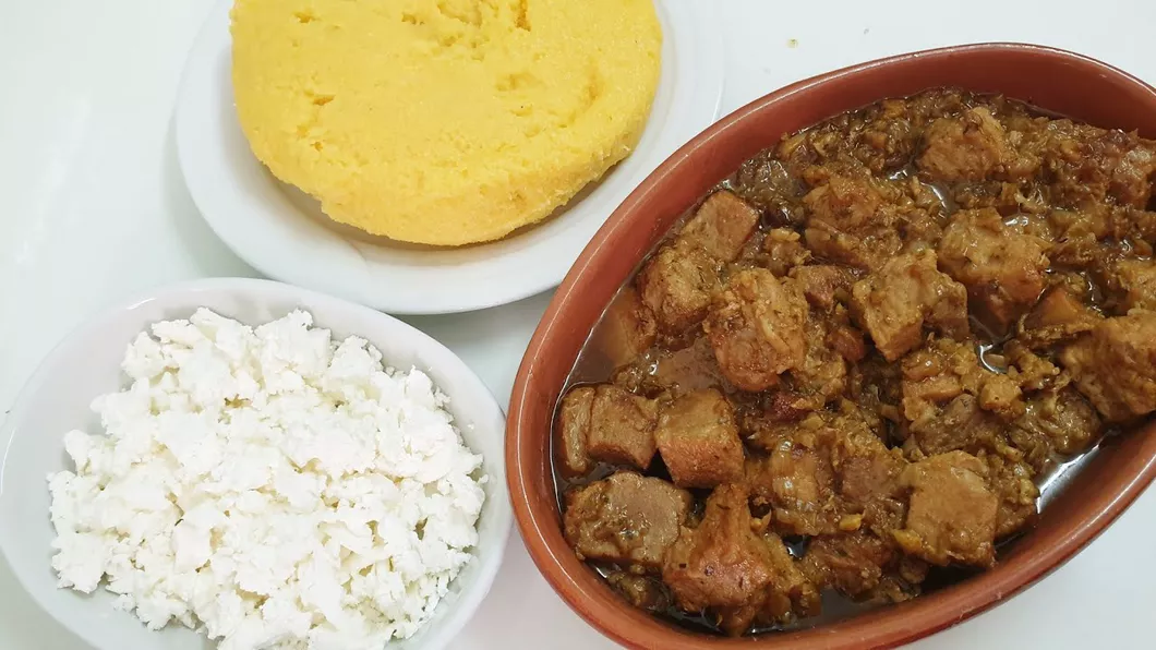Friptură de porc la ceaun cu cartofi și mămăliguță o mâncare tradițională delicioasă