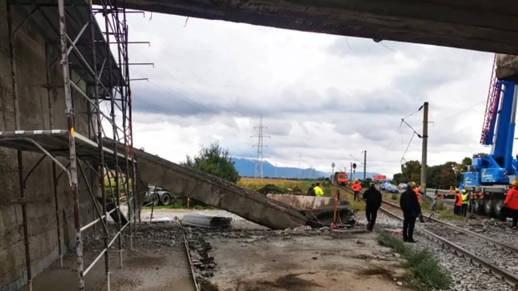 O bucată dintr-un pasaj din Brașov a căzut. Traficul feroviar a fost afectat