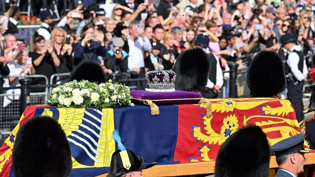 Zeci de mii de oameni își iau rămas bun de la Regina Elisabeta a II-a. Cozile se întind pe câţiva kilometri