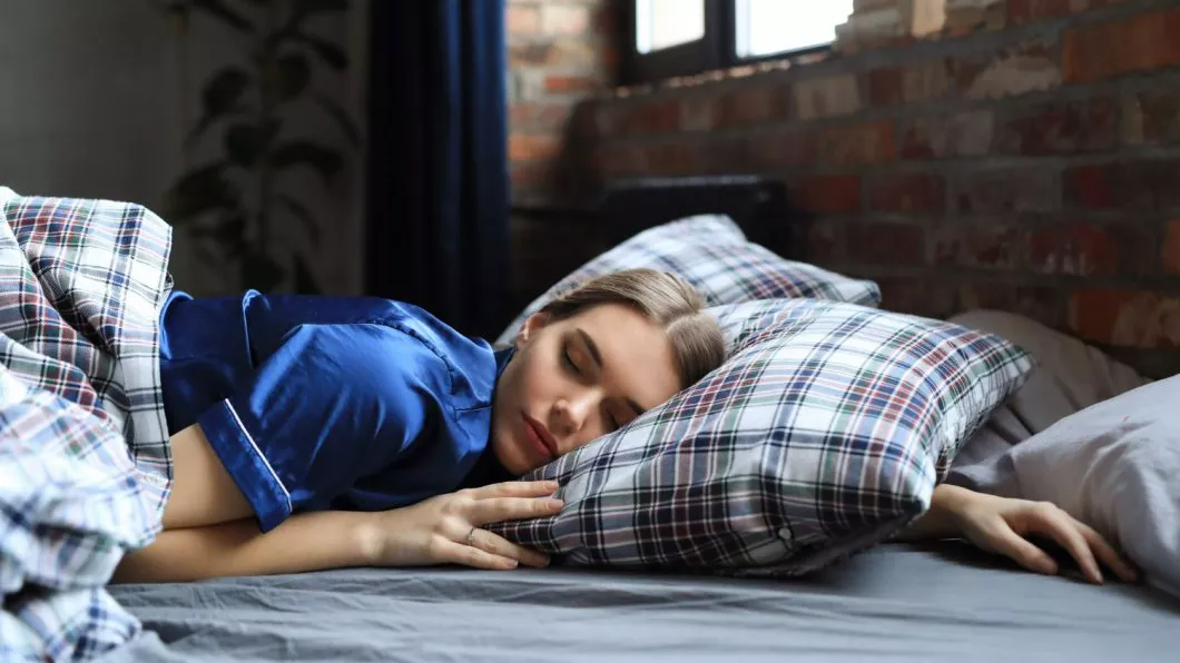 7 sfaturi care te ajută să dormi mai bine noaptea