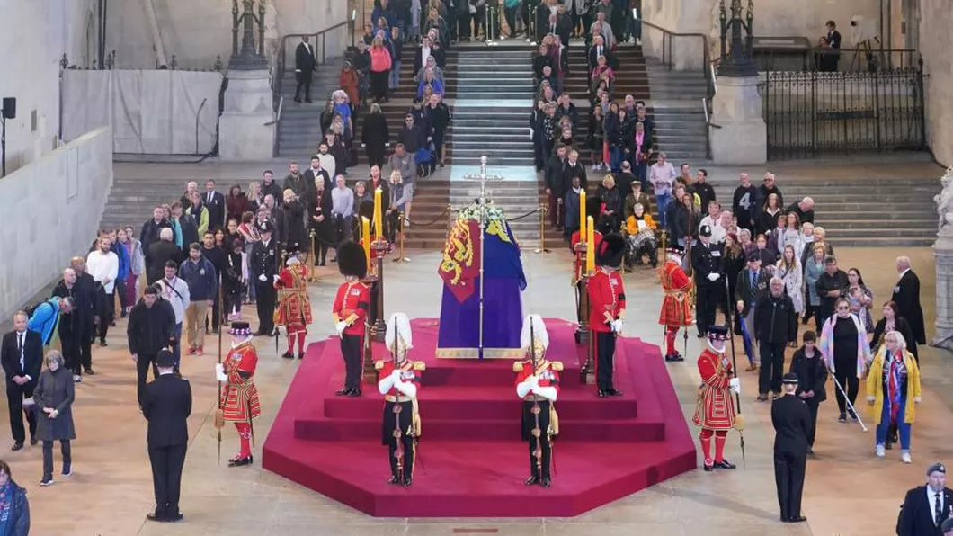 Copiii Reginei Elisabeta a II-a îi aduc omagiul la Westminister Hall - LIVE VIDEO