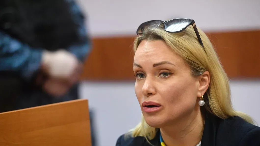 Rusoaica Marina Ovsiannikova poate fi arestată. Jurnalista riscă până la 10 ani de închisoare