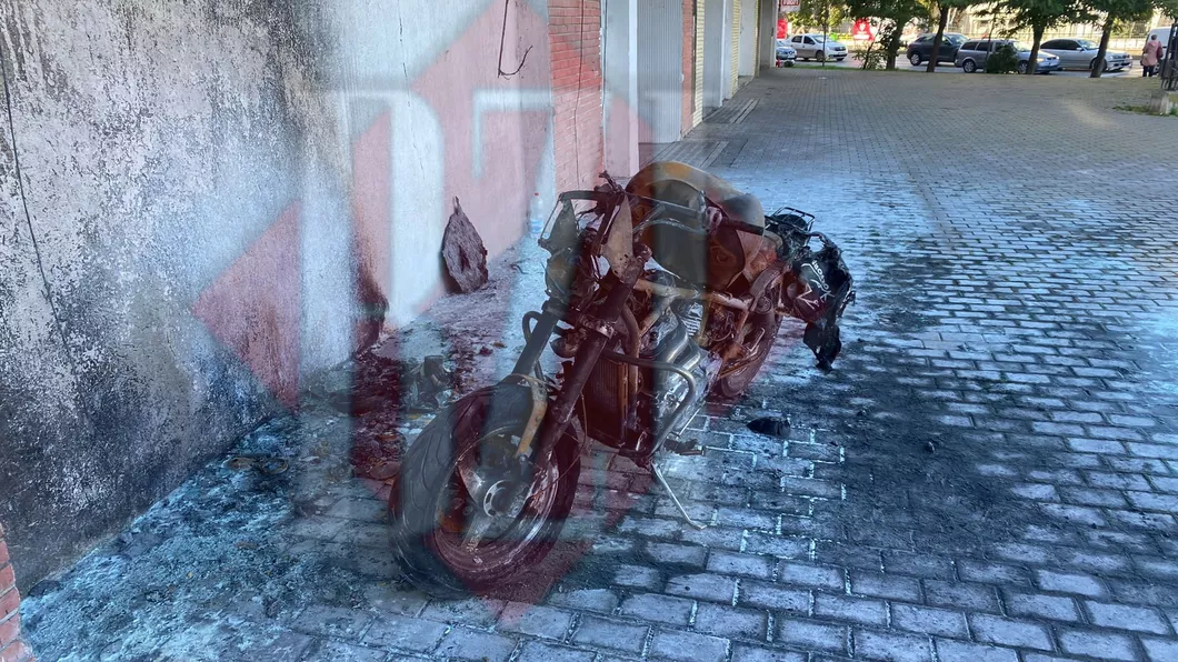 Atac în stil mafiot în zona Nicolina O motocicletă a fost incendiată lângă peco Mol. Autorul s-a trezit cu mascații peste el în casă EXCLUSIV FOTO VIDEO