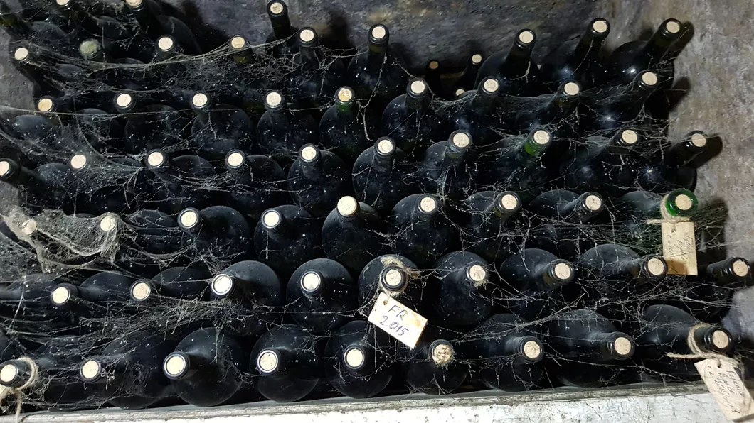 Atenţie români Un bărbat din Alba a fost amendat pentru că ţinea 200 de litri de vin în beci
