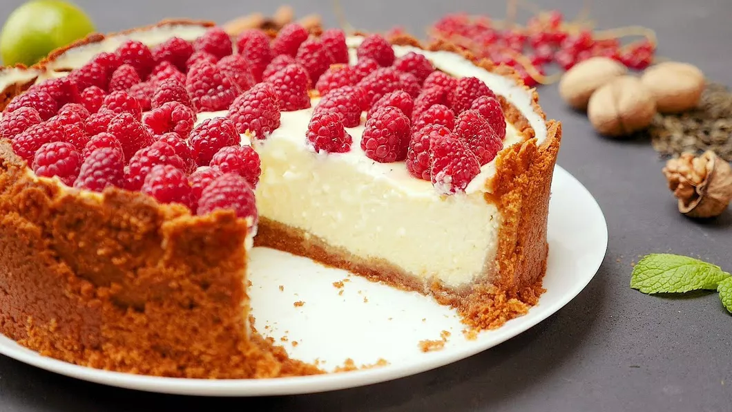 Cheesecake cu zmeură. Secretele marilor bucătari pentru un desert autentic american