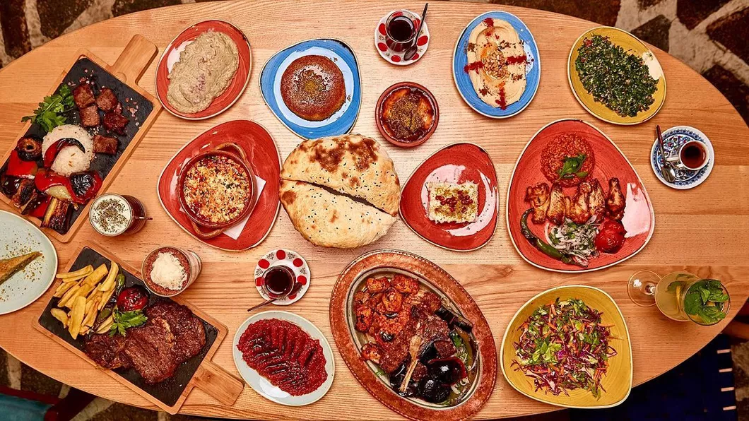 Câți bani a costat o masă bogată de 8 persoane într-un restaurant din Istanbul. Clienții au crezut că nu văd bine