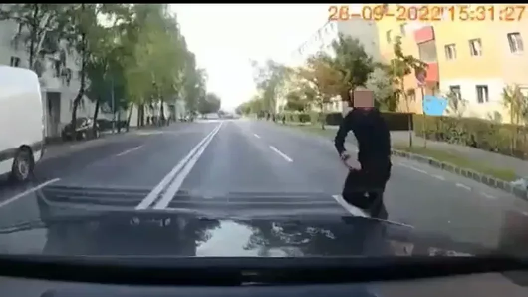 Un tânăr din Brașov se arunca în fața mașinilor. Polițiștii l-au identificat - VIDEO