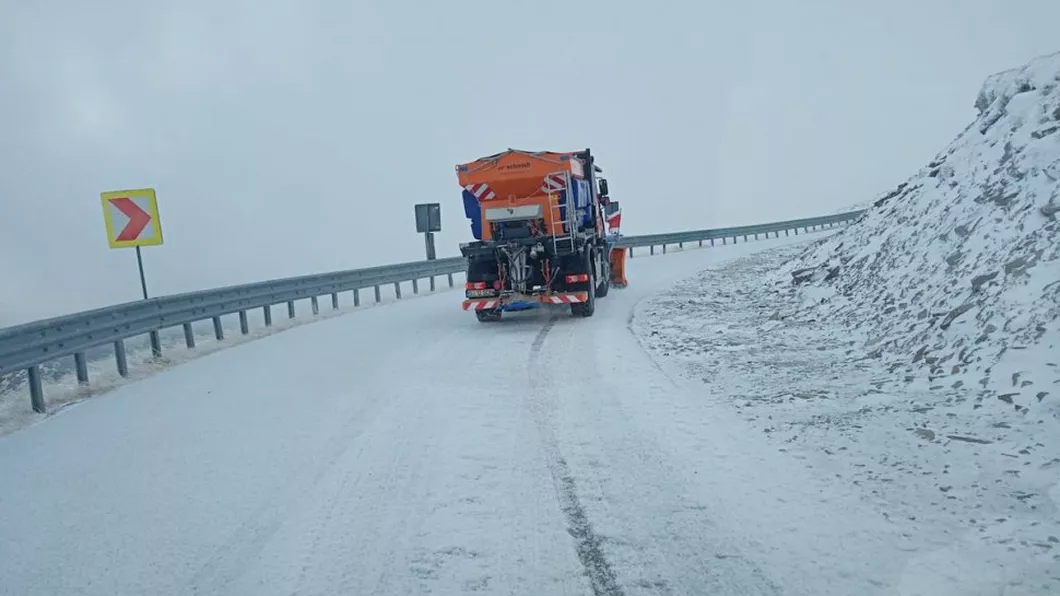 Vremea rea închide temporar Transalpina. Drumarii intervin prin viscol și zăpadă