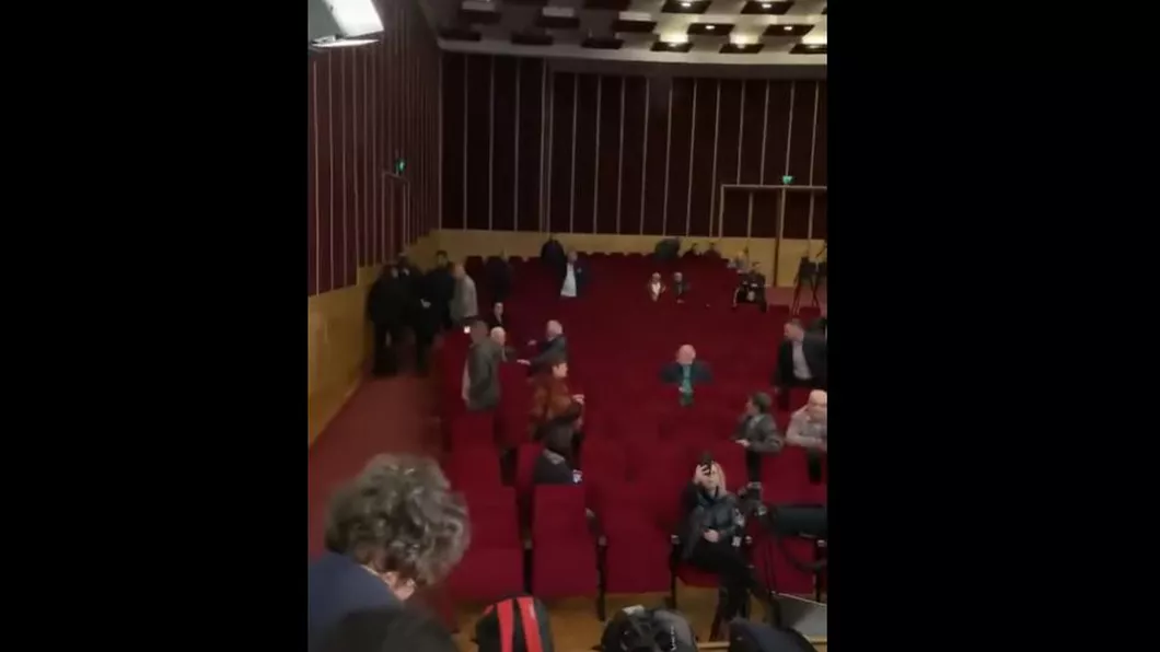 O ședință organizată de Consiliul Local Făgăraș s-a încheiat cu bătaie. Organele legii au fost chemate pentru a putea opri scandalul - VIDEO