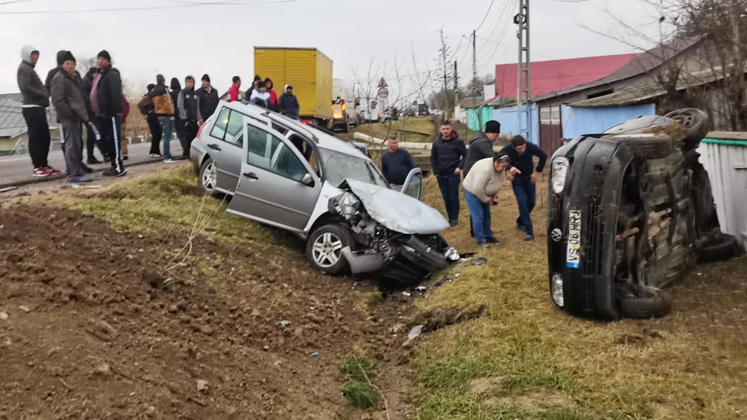 Accident rutier în Vaslui. Un șofer a acroșat un autoturism aflat în staționare pe marginea drumului - EXCLUSIV FOTO