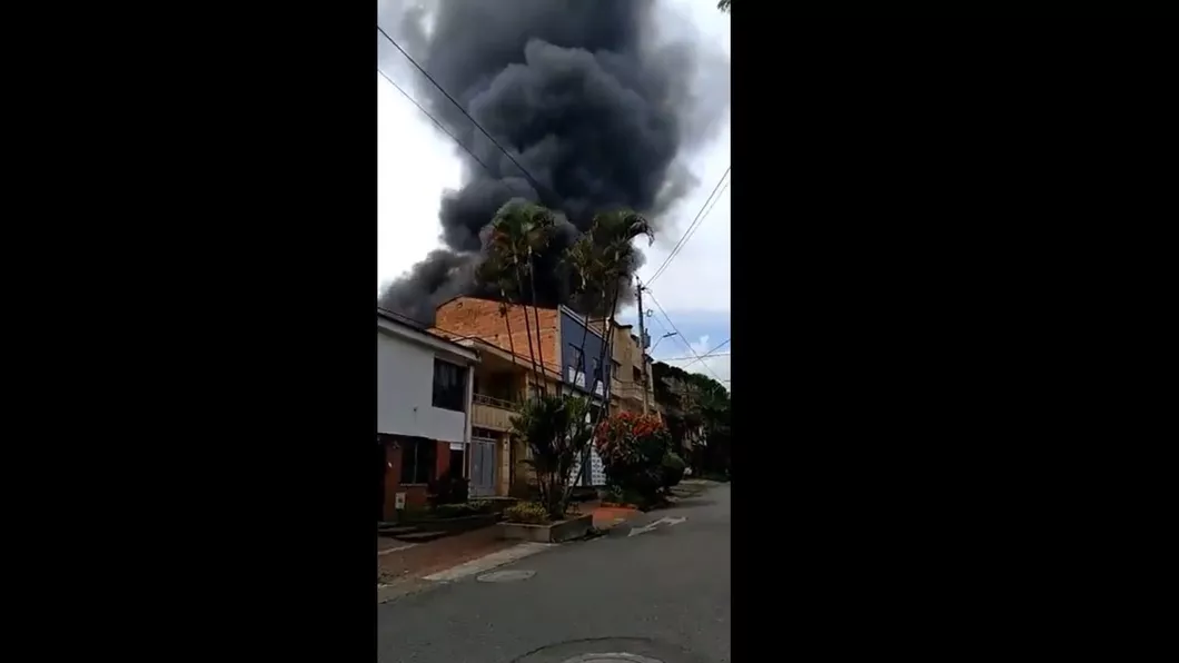 Un avion de mici dimensiuni s-a prăbușit într-o zonă rezidențială din Medellin. Opt persoane și-au pierdut viața - VIDEO