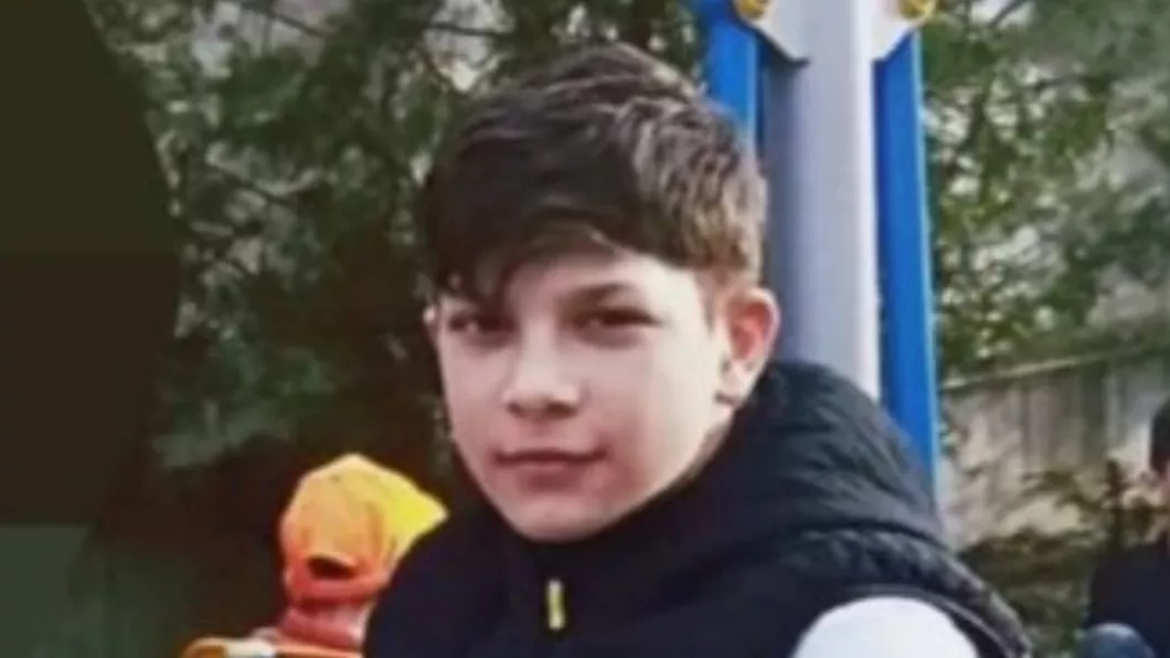 Marius are 13 ani şi a dispărut după ce a plecat la școală în Botoşani. Dacă îl vedeţi sunaţi la 112