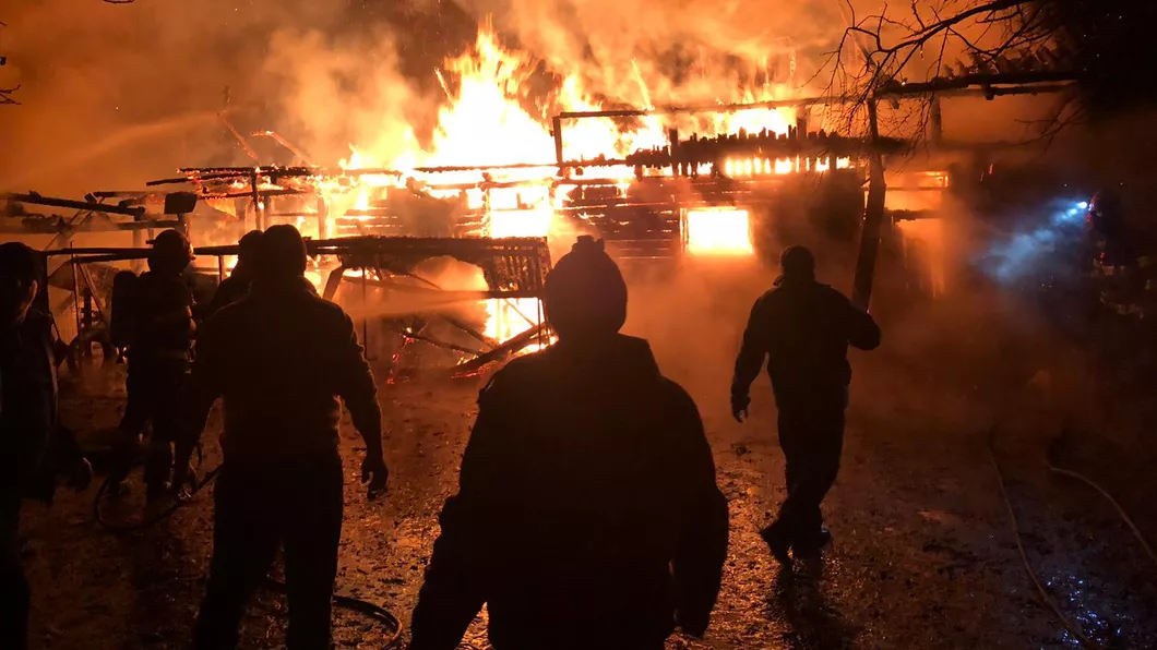 Incendiu în județul Iași. O anexă a fost cuprinsă de flăcări - EXCLUSIV FOTOVIDEO