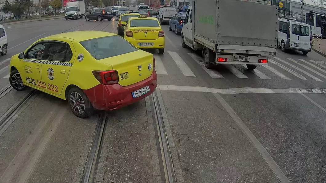 Câte reguli de circulație a încălcat Priviți ce face un taximetrist în trafic la Iași - VIDEO