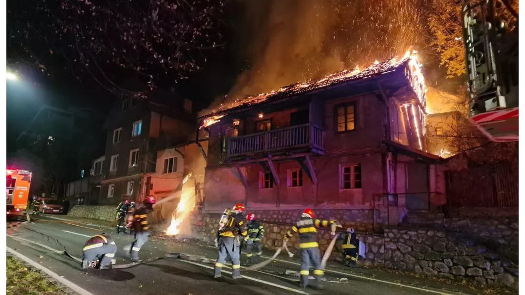 Un incendiu devastator a cuprins o casă situată între Brașov și Poiana Brașov. Focul era cât pe ce să se extindă şi la alte locuinţe - VIDEO