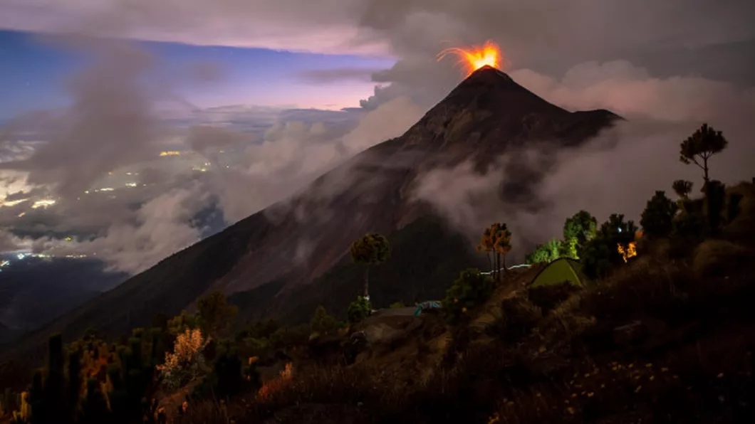 Vulcanul Fuego din Guatemala a intrat în faza de erupție. Cel mai mare aeroport a fost închis