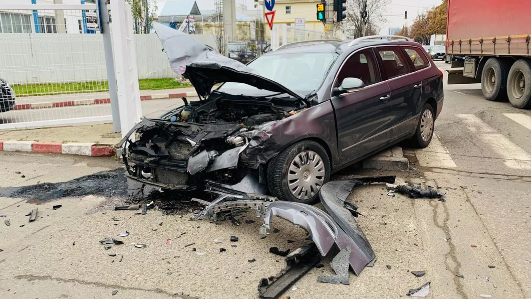Accident rutier grav pe o stradă din Iaşi. Un Volkswagen a intrat în coliziune cu un TIR - EXCLUSIV FOTO
