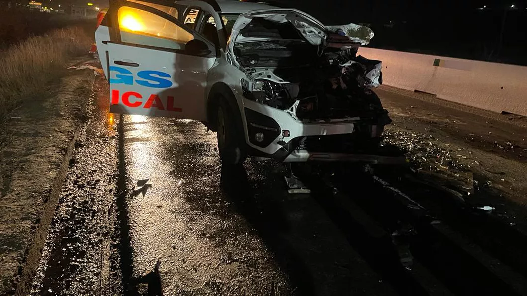 Accident rutier la Iaşi. Un autoturism care transporta pacienţi la dializă a intrat în coliziune cu o maşină de la Salubris - EXCLUSIV FOTO UPDATE