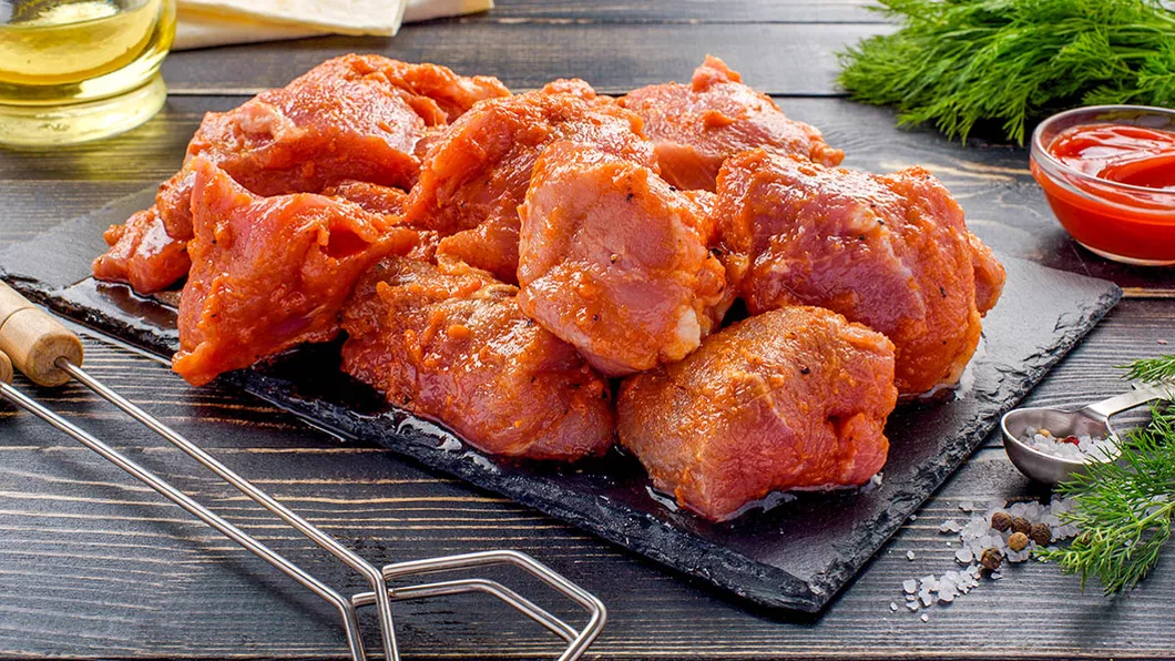 Baiț pentru carnea de porc. O marinată ușoară pe bază de roșii