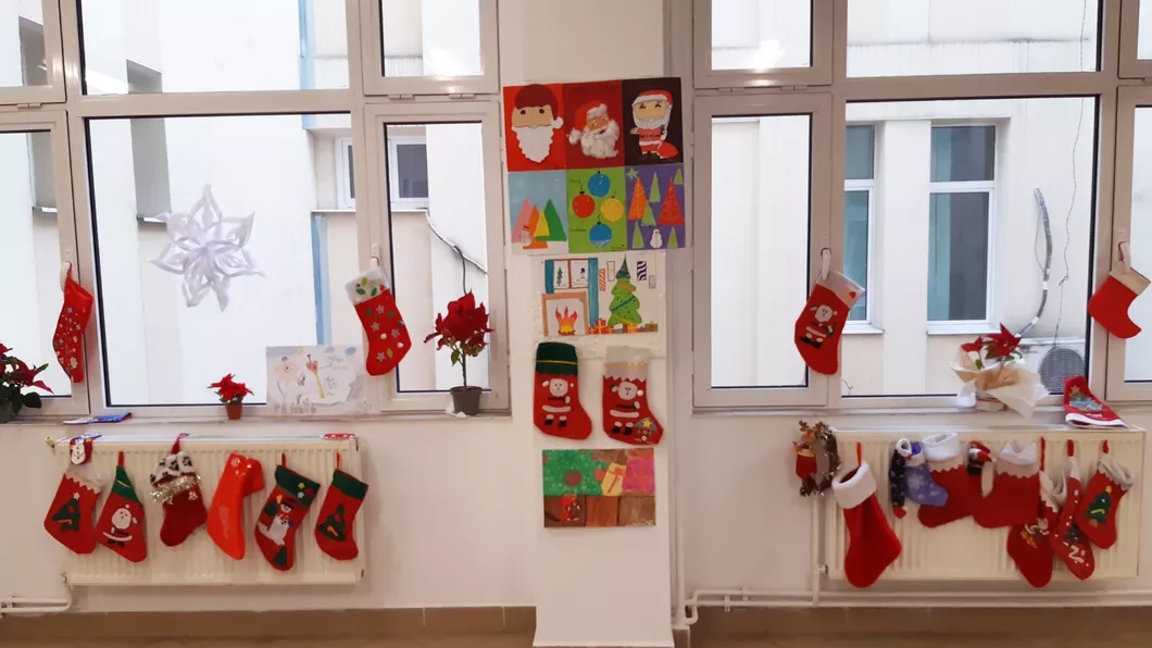 Liceul Teoretic de Informatică Grigore Mosil din Iaşi găzduieşte expoziţia de arte plastice Crăciun cu dalbe flori