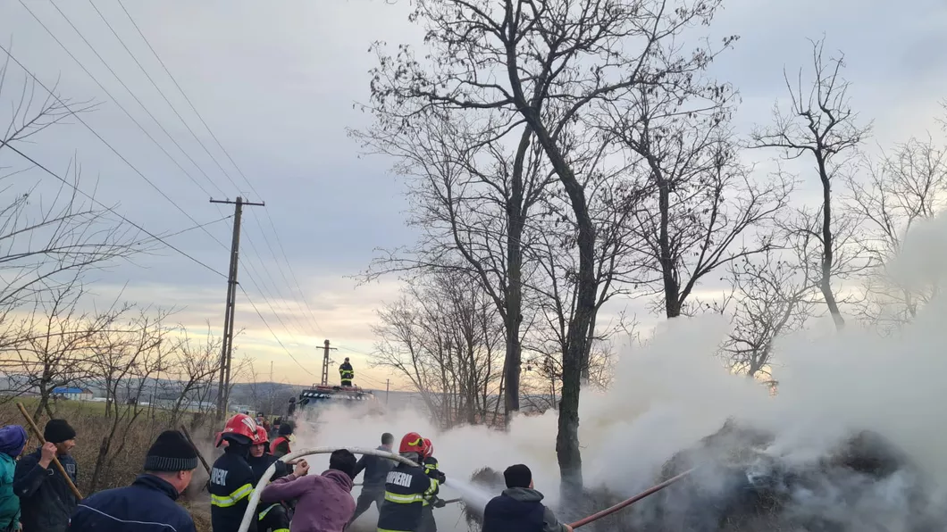 Incendiu în județul Iași. Un depozit de furaje din comuna Gropnița a luat foc - FOTO VIDEO
