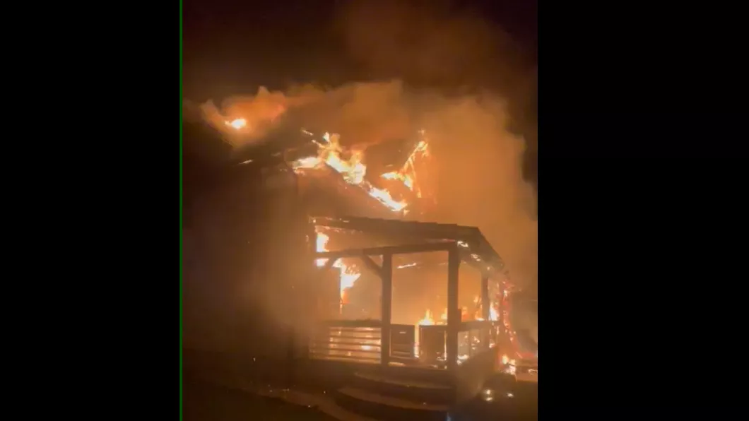 Incendiu puternic în municipiul Iaşi. Pompierii au intervenit de urgenţă după ce o casă ardea ca o torţă - VIDEO