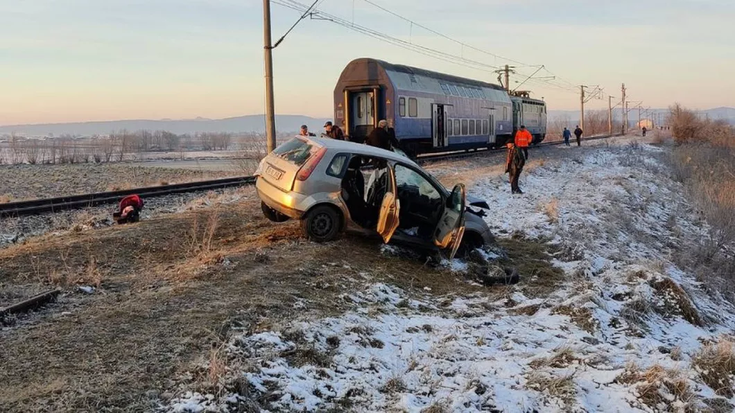 Accident feroviar la limită în Neamț Mamă și copil salvați de șoferi după ce autoturismul lor a fost lovit de tren