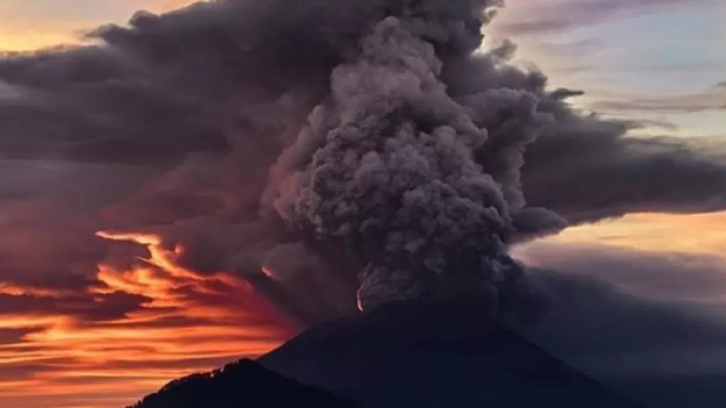 Mii de oameni au fost evacuaţi din provincia indoneziană Java după erupţia vulcanului Semeru. Accesul a fost interzis pe o rază de 8 km în jurul craterului