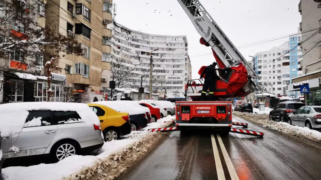 Misiune de degajare țurțuri de gheață la un bloc de pe strada Sarmisegetuza din Iași