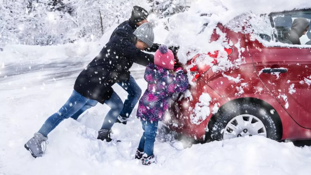 Cum ne ferim de hipotermie dacă rămânem blocați cu mașina în zăpadă sau petrecem mult timp afară