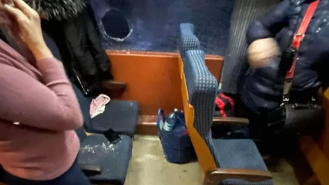 Vagonul de călători de pe ruta București-Botoșani a fost atacat cu pietre. O femeie a fost rănită