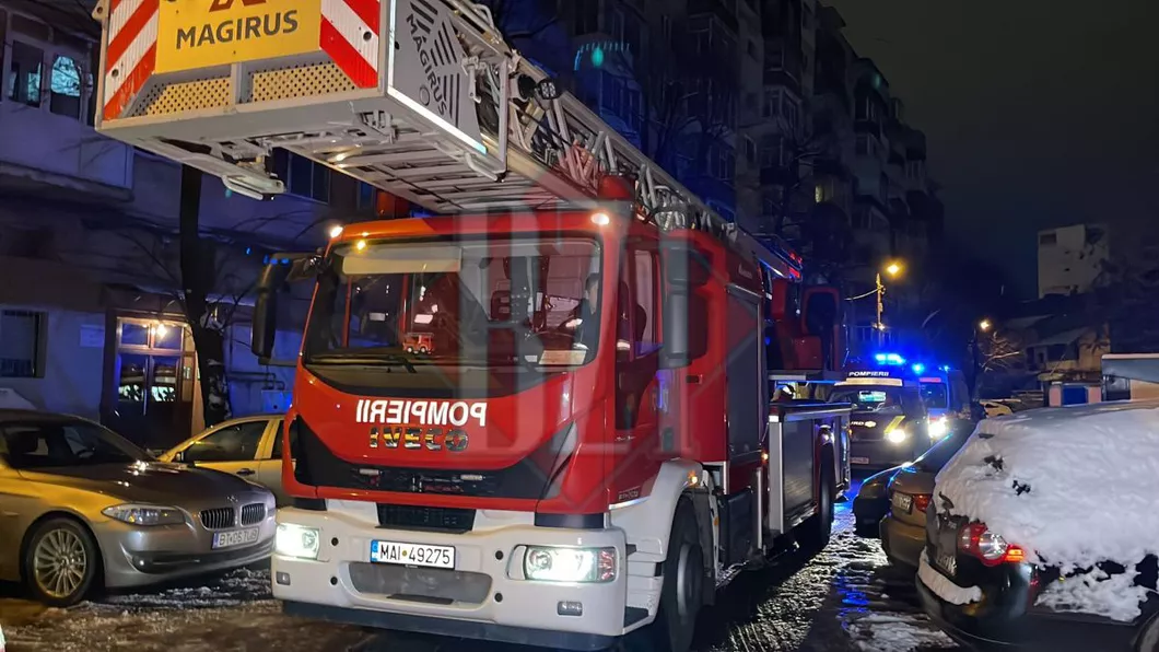 Câteva lumânări aprinse la căpătâiul unei bătrâne au pornit un incendiu într-un apartament de pe bulevardul Ștefan cel Mare - EXCLUSIV FOTO VIDEO