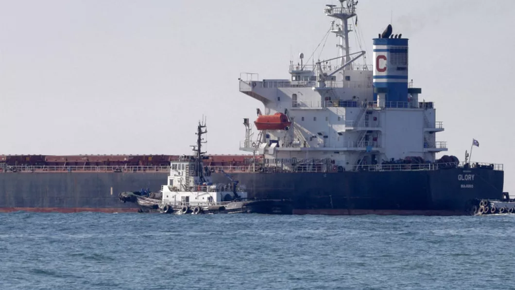Un cargou care transporta cereale din Ucraina spre China a eșuat în Canalul Suez